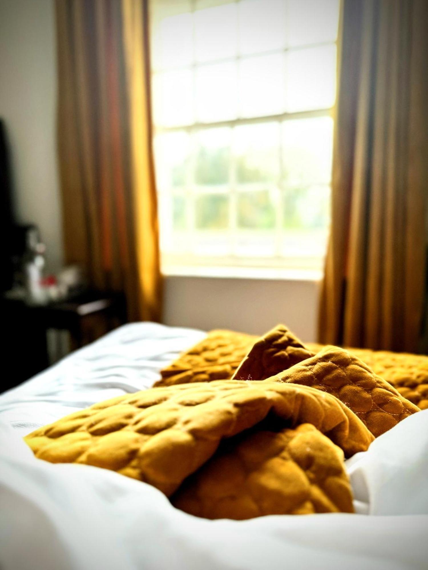 Clone Country House Aughrim Esterno foto A bed with a duvet