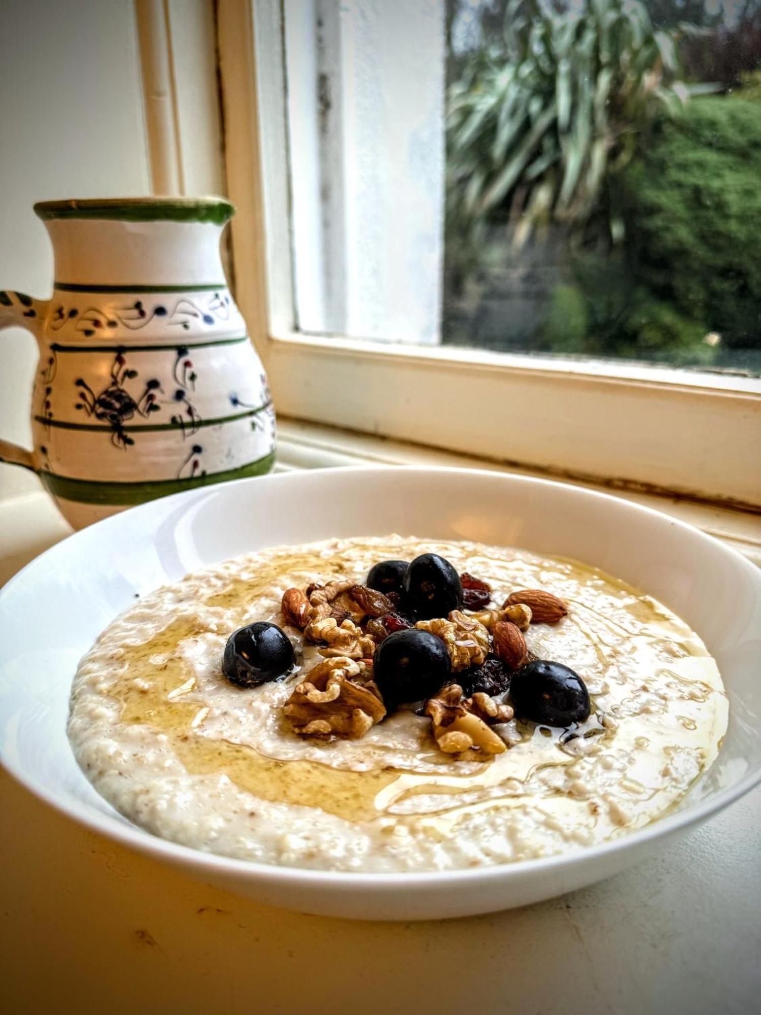 Clone Country House Aughrim Esterno foto Oatmeal with blueberries and walnuts