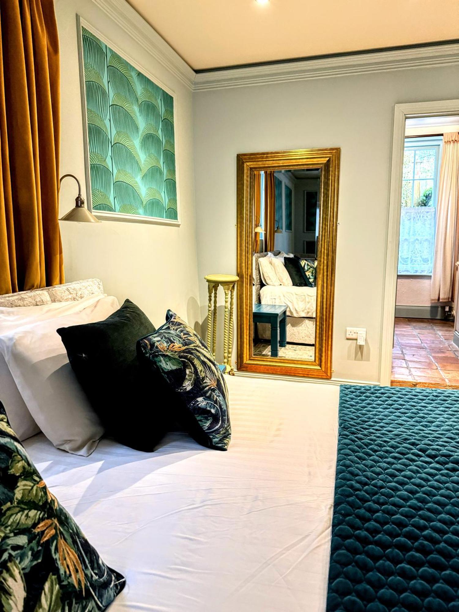 Clone Country House Aughrim Esterno foto A mirror in a bedroom