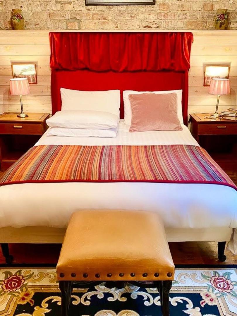 Clone Country House Aughrim Esterno foto A bed with a bed runner