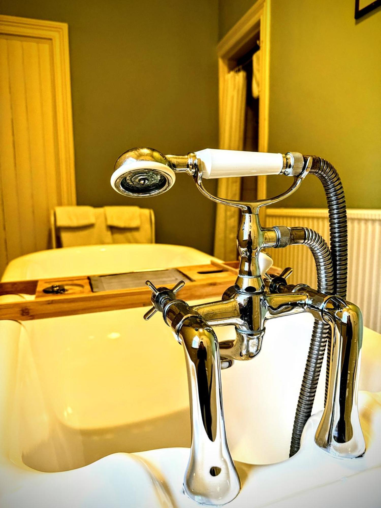 Clone Country House Aughrim Esterno foto A shower faucet