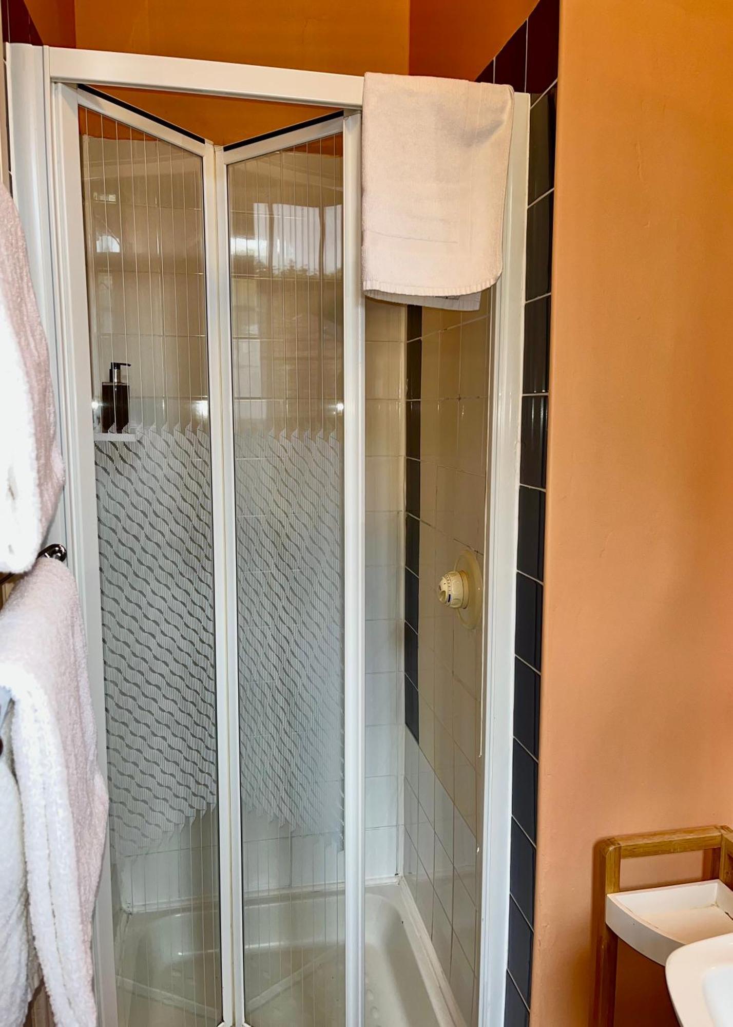 Clone Country House Aughrim Esterno foto A shower cubicle