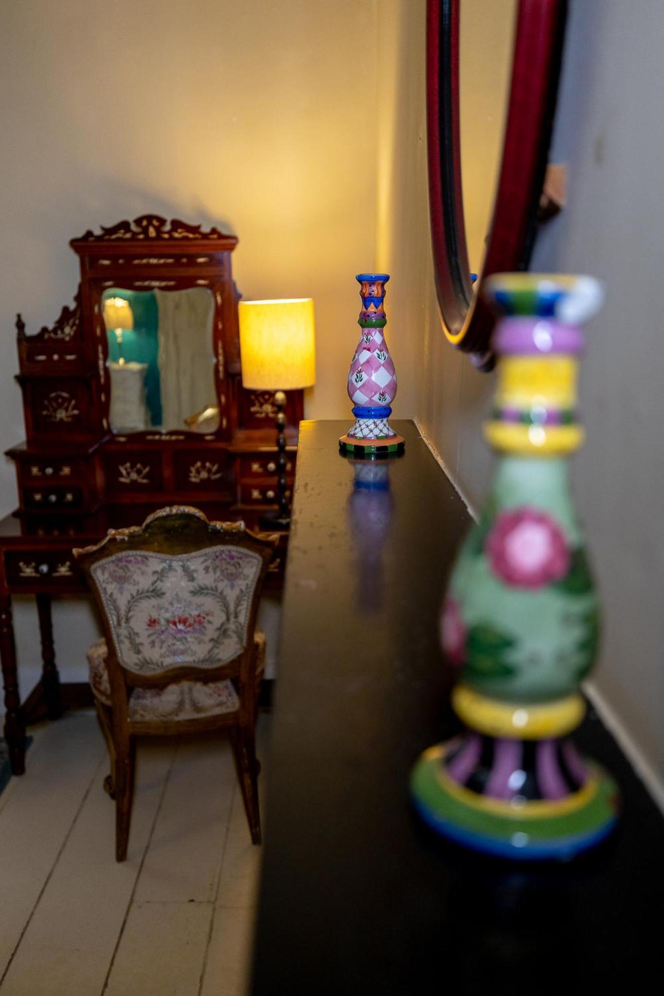 Clone Country House Aughrim Esterno foto A dressing table in a bedroom