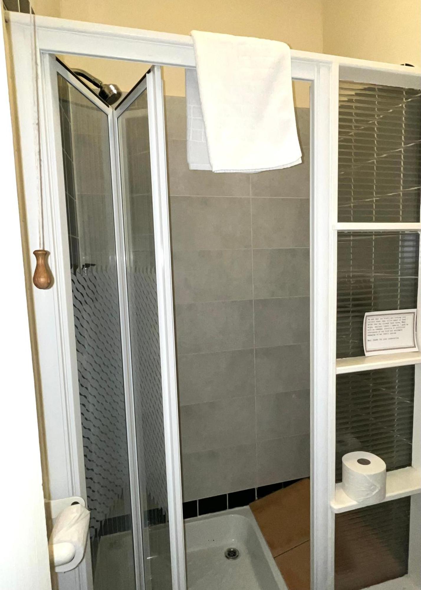 Clone Country House Aughrim Esterno foto A shower door