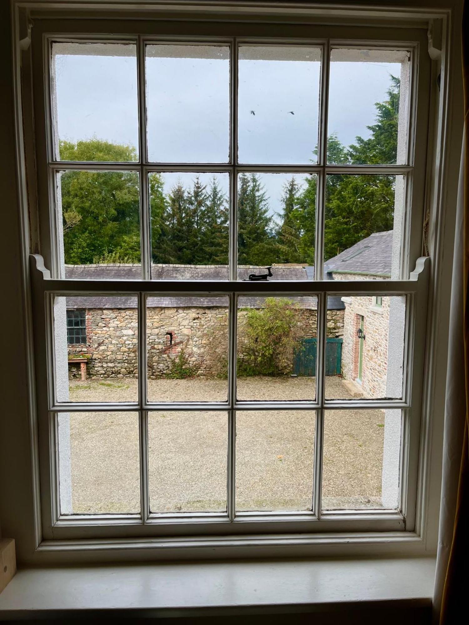 Clone Country House Aughrim Esterno foto A window with a sash lock